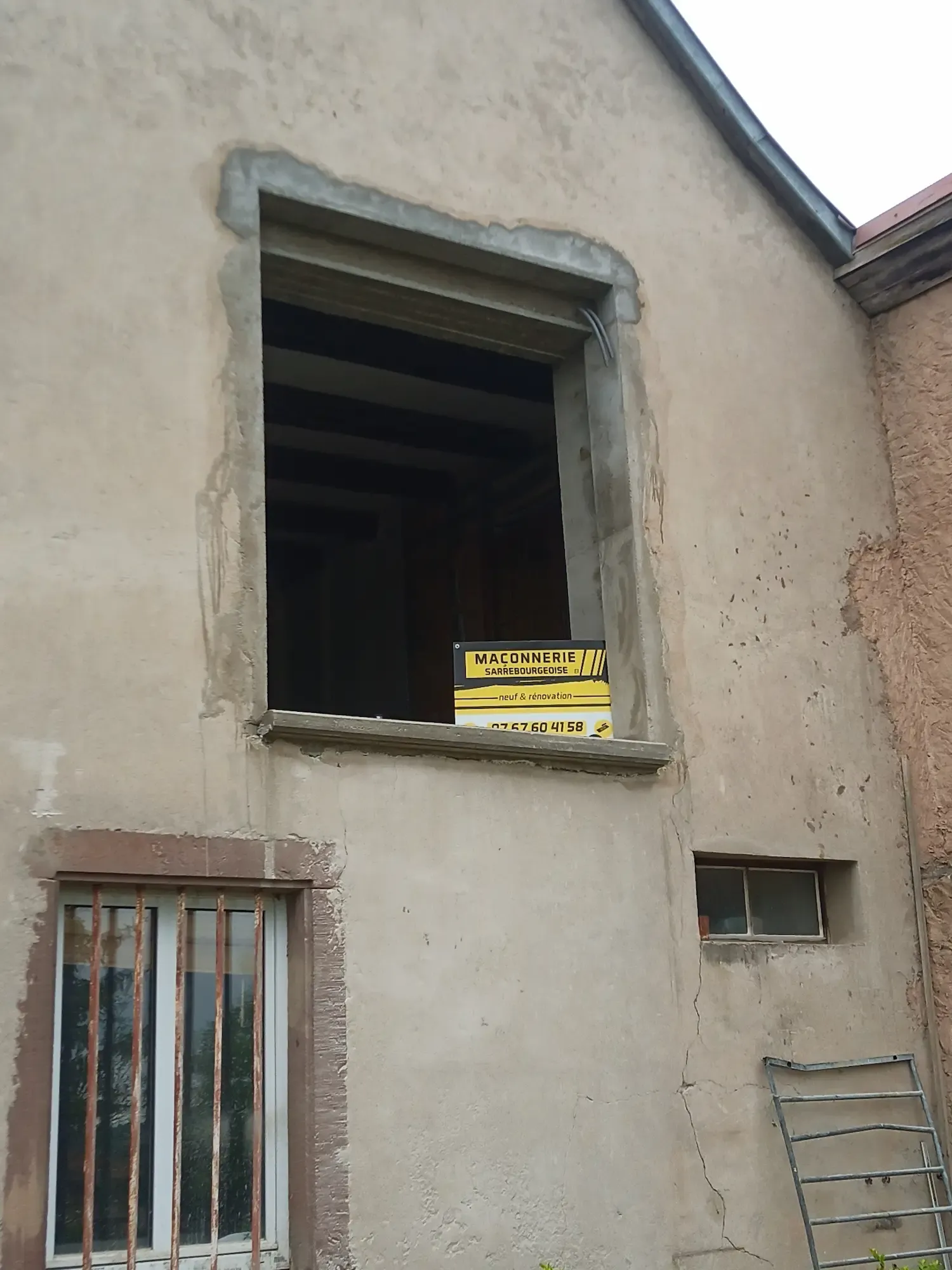 Grande ouverture créée dans la façade d’une maison ancienne