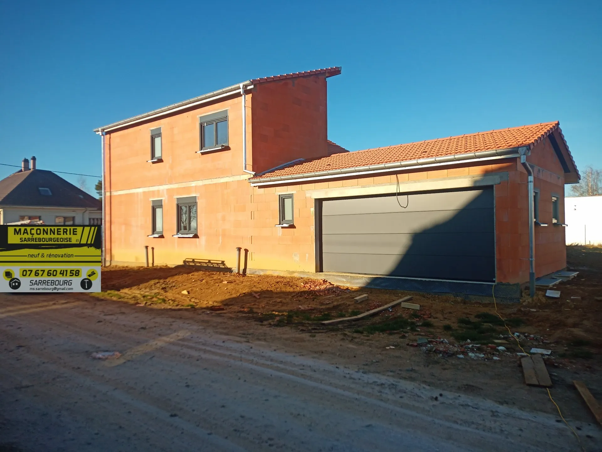 Maison individuelle à étage en briques avec garage, gros œuvre terminé