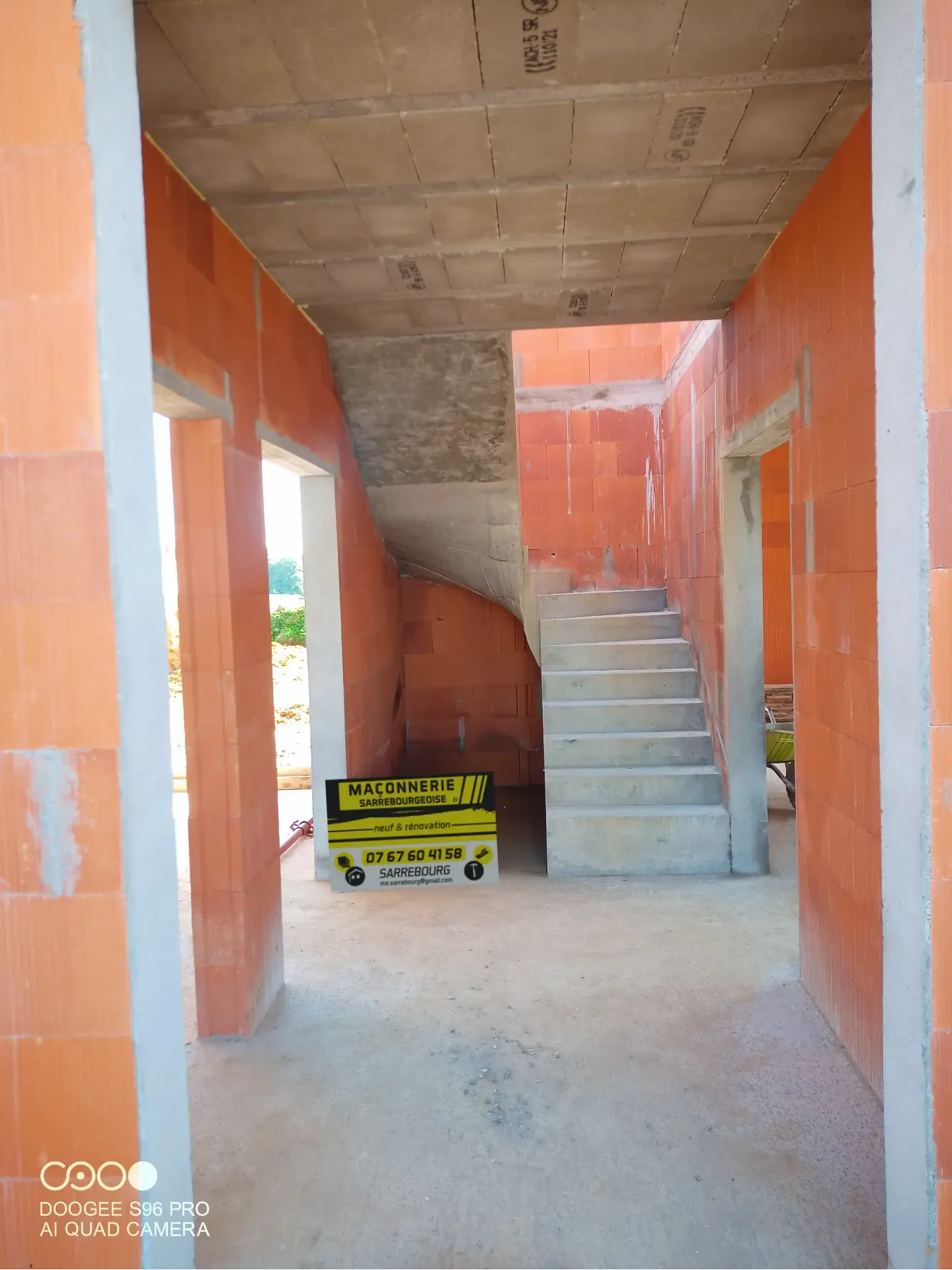 Escalier en béton quart-tournant à l’intérieur d’une maison en construction