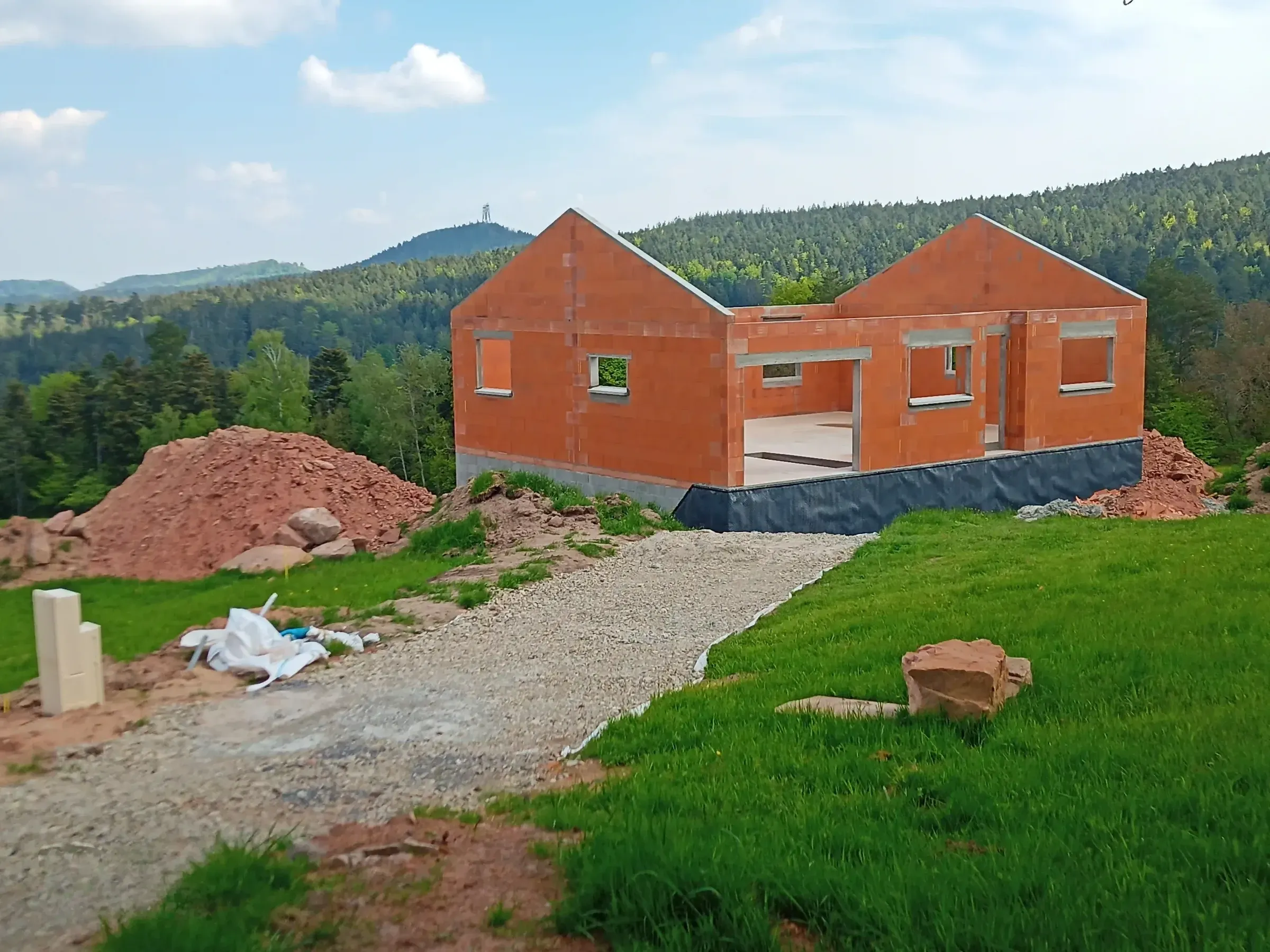 Maison individuelle en briques construite par Maçonnerie Sarrebourgeoise, au pied des Vosges